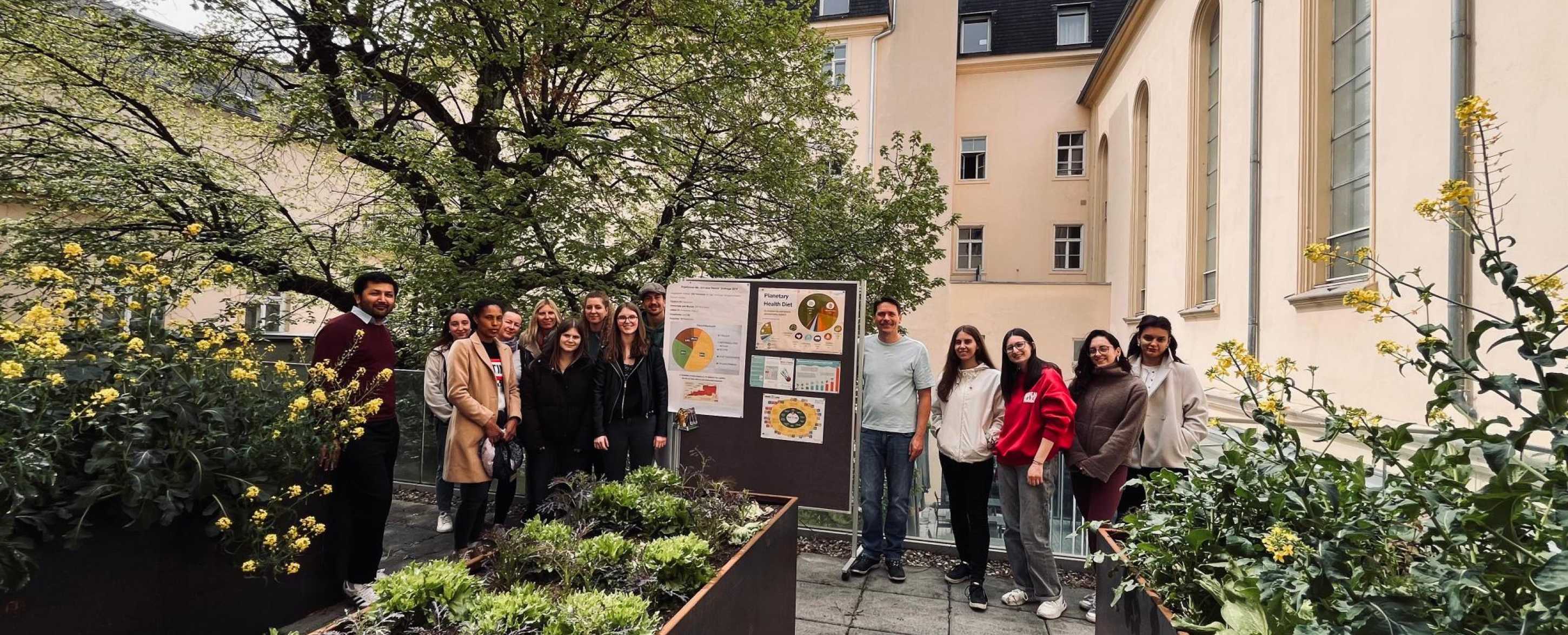 Hochbeet mit Menschen