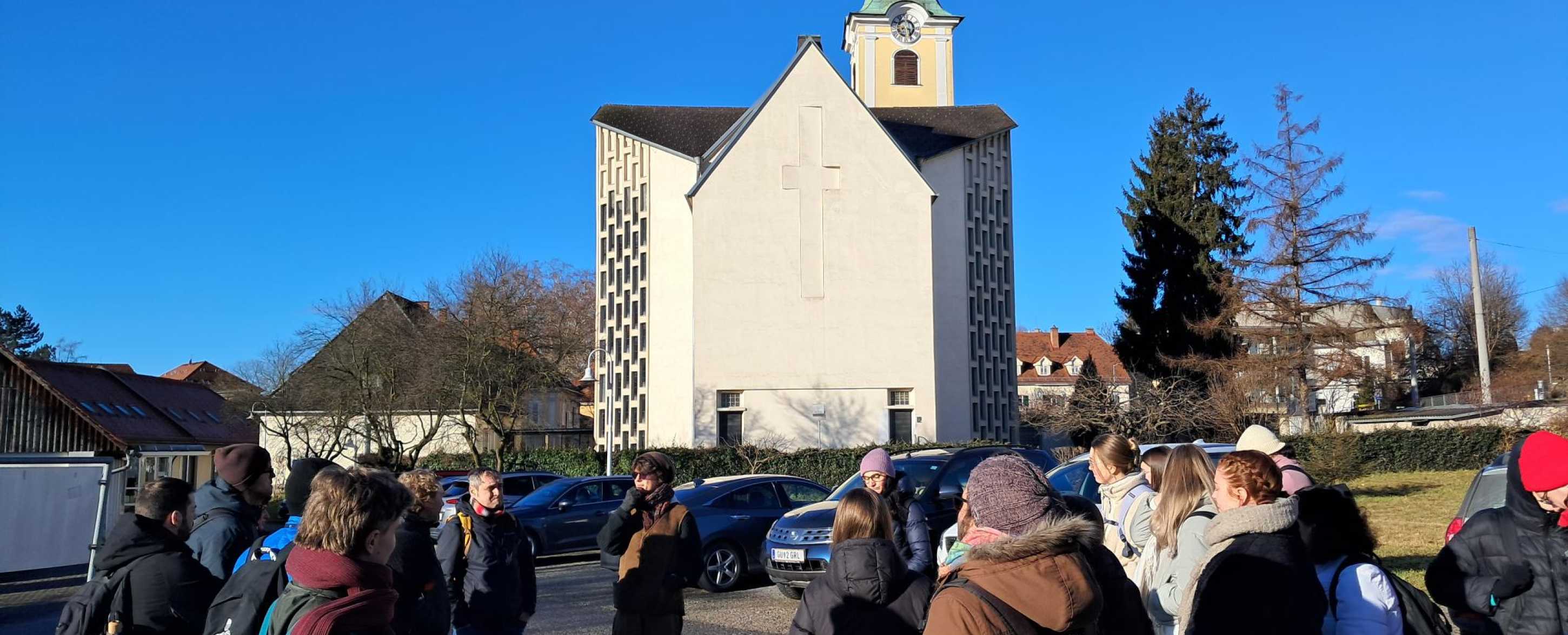 Gruppenbild vor der Kirche St. Leonhard/Graz