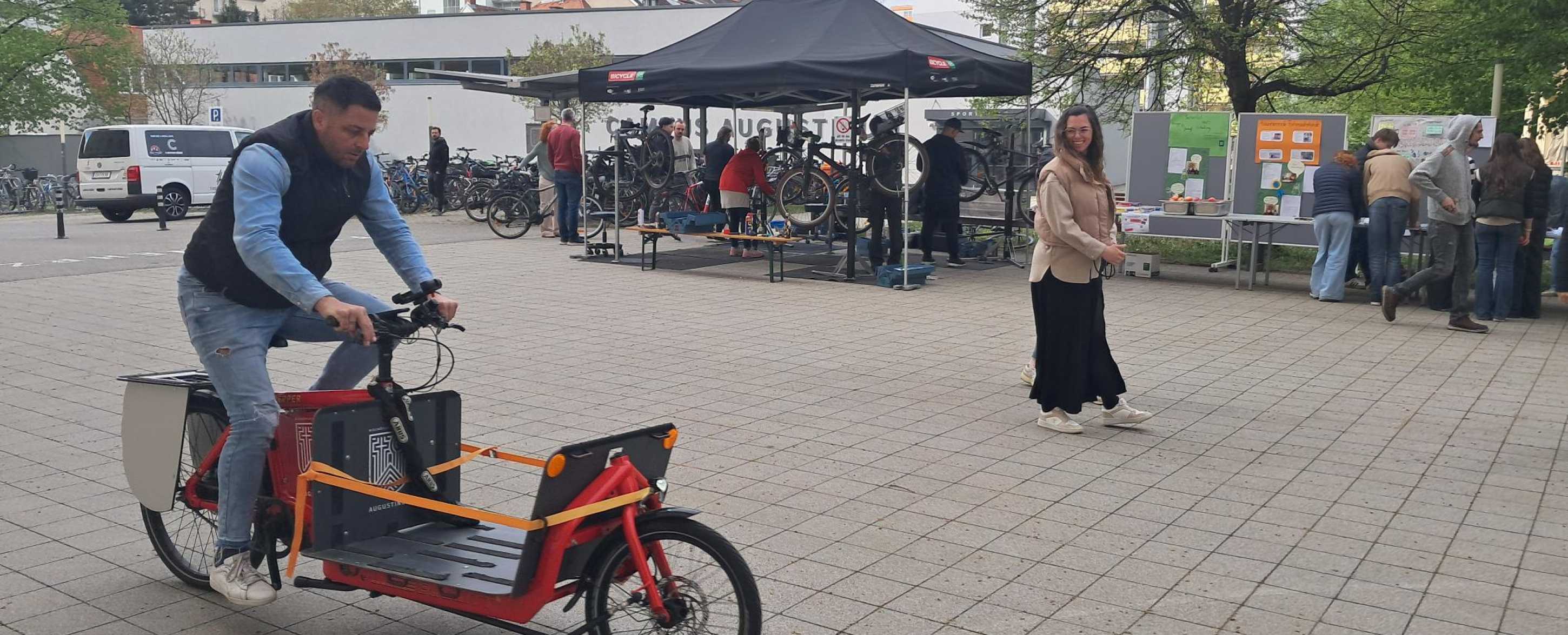 Lastenrad mit Probefahrer