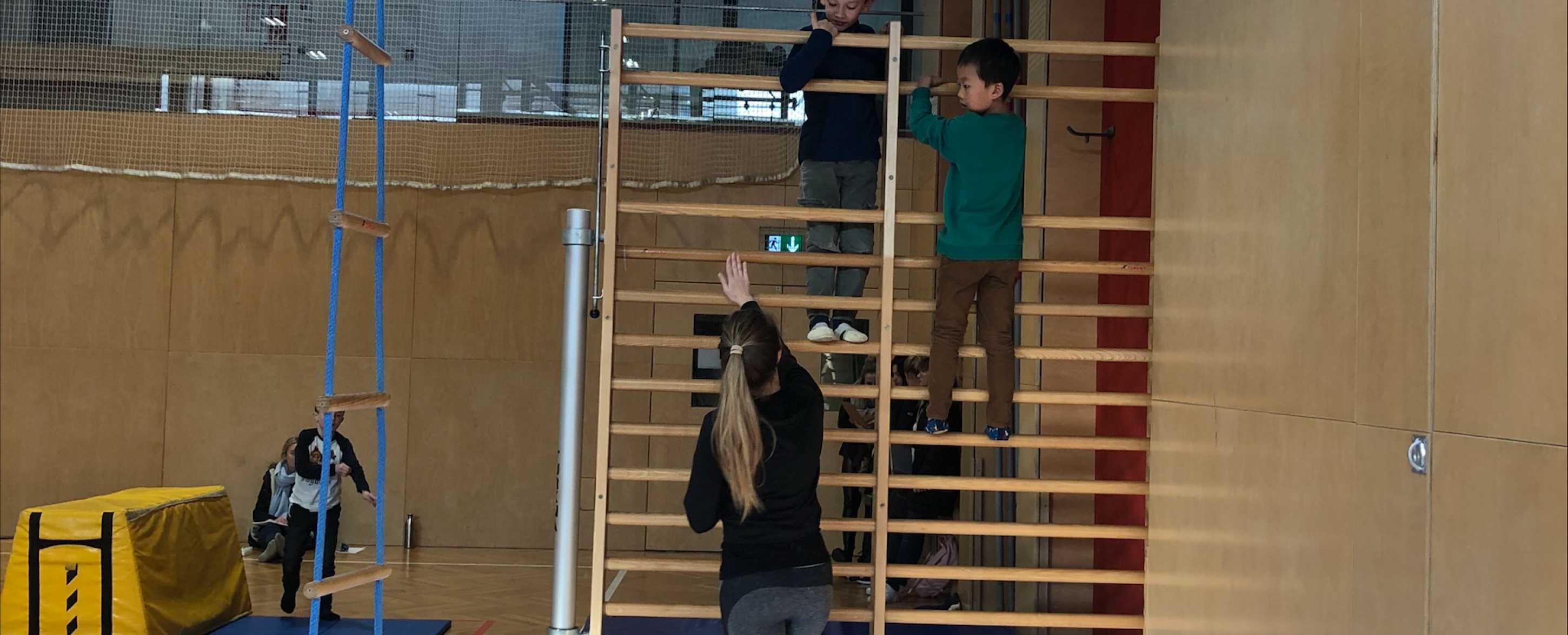 Turnübungen mit Kindern