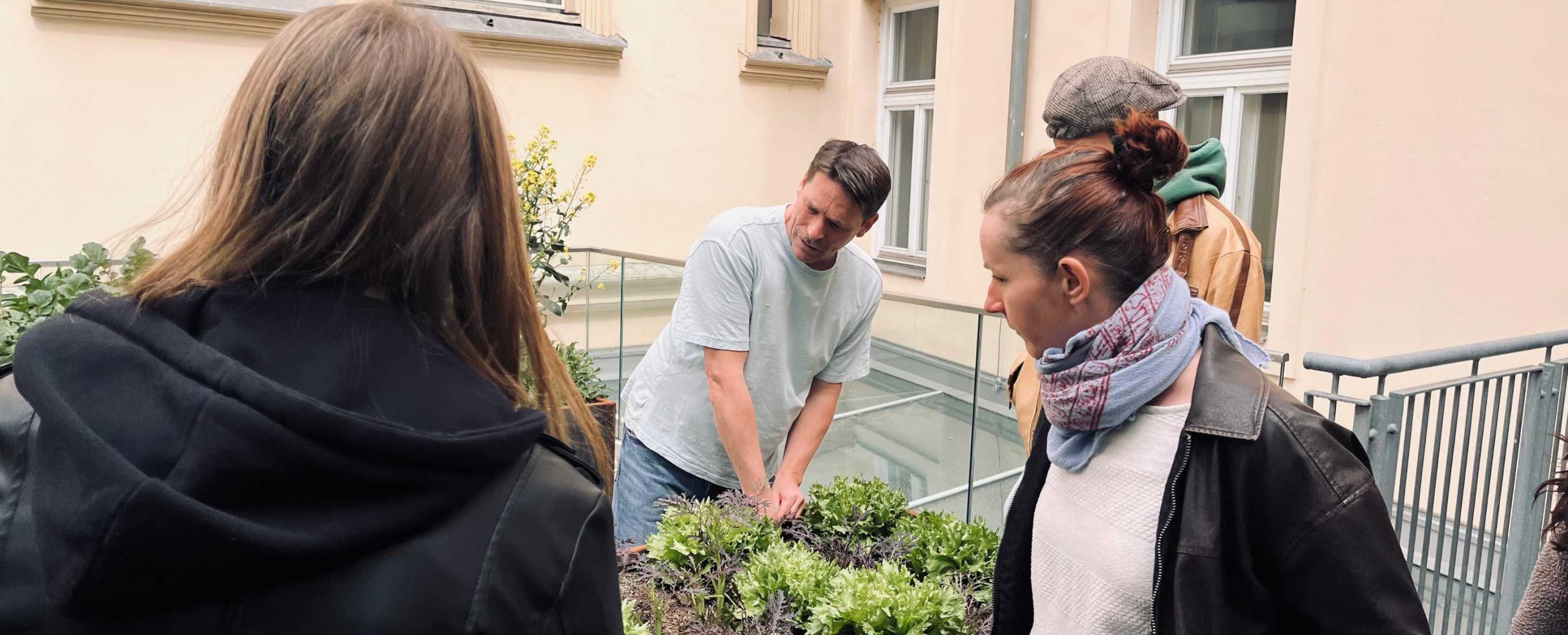 Hochbeet mit Menschen