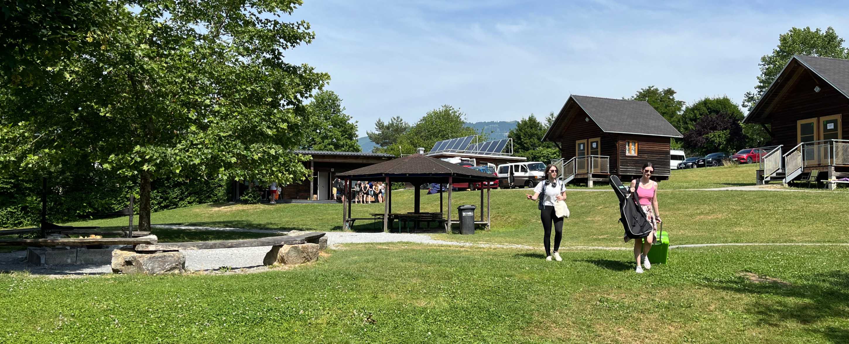 Ankommende Studierende im Kumberg Hüttencamp