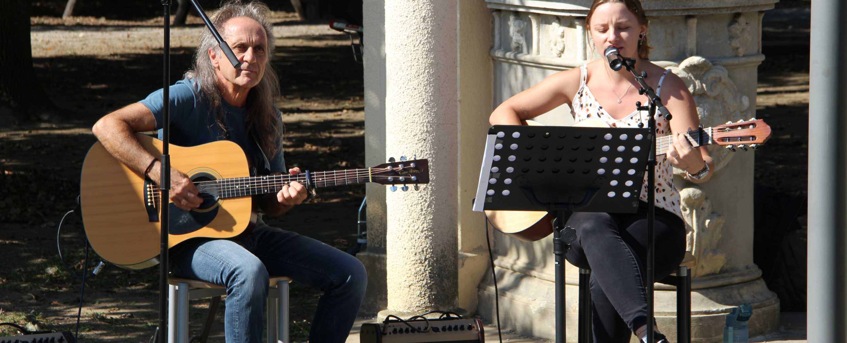 2 Gitarrenspielende