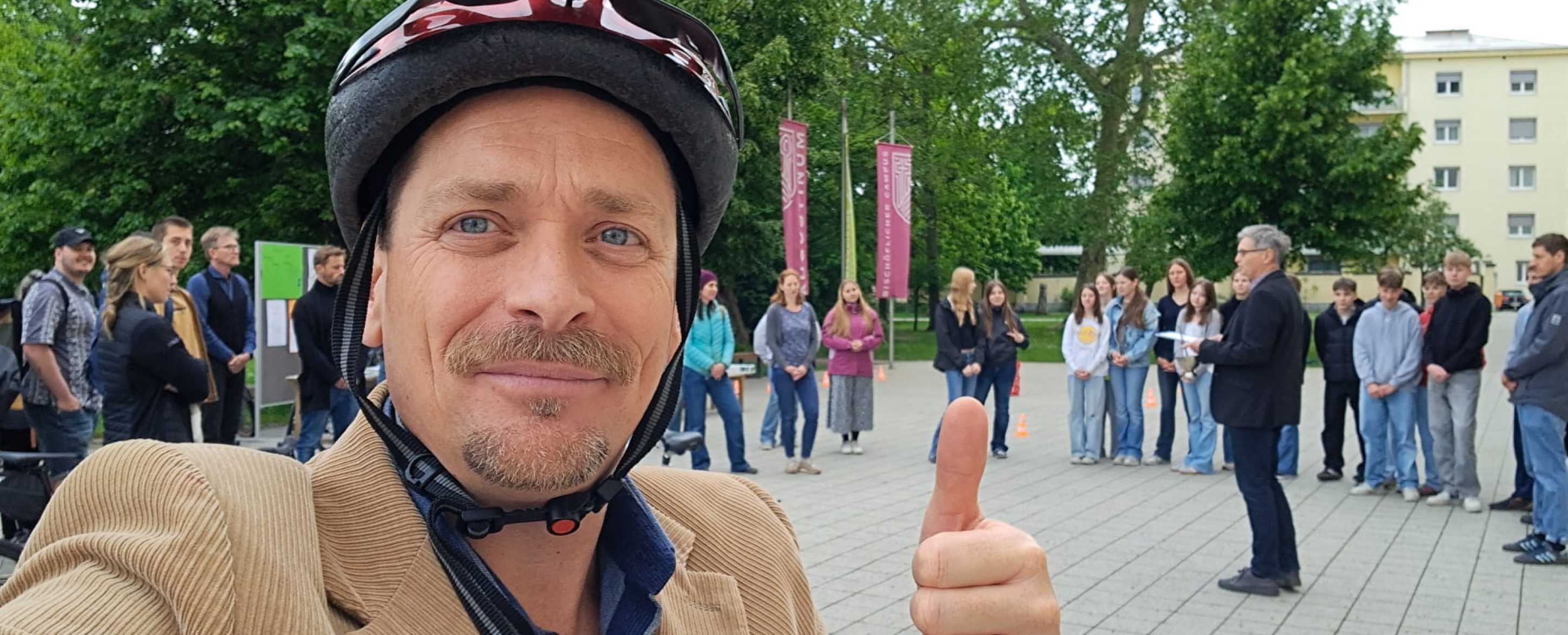 Fahrradhelm Daumen hoch