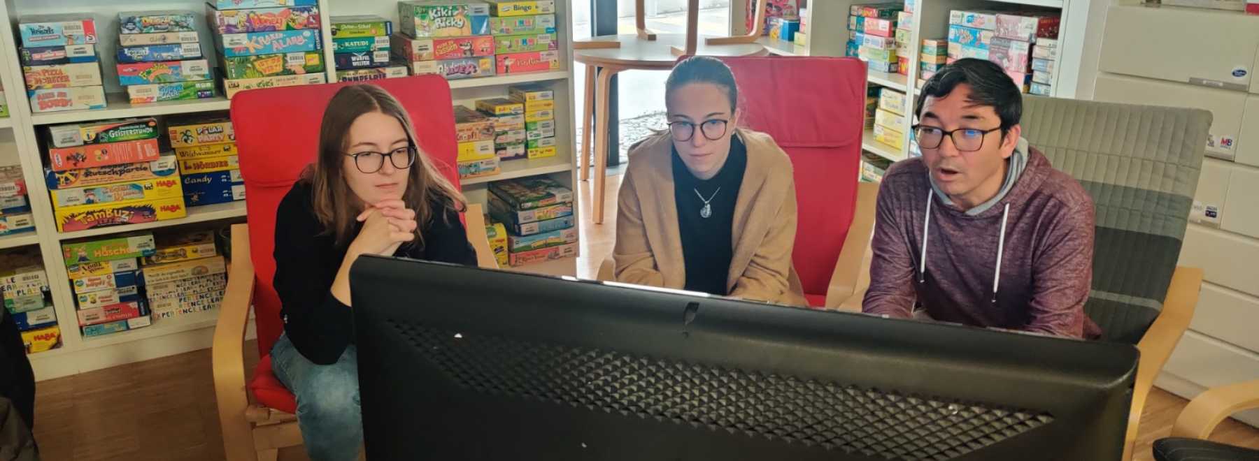 3 Personen beim Computerspiel