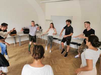 Studierende beim Schuhplattln/Volkstanzen