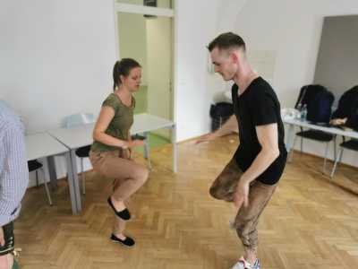 Studierende beim Schuhplattln/Volkstanzen