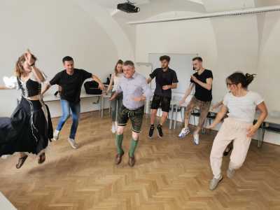 Studierende beim Schuhplattln/Volkstanzen