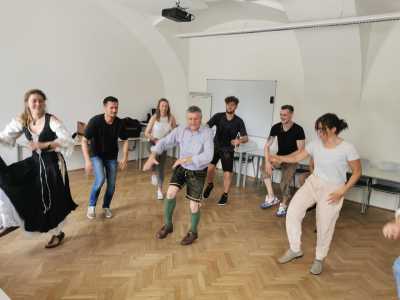 Studierende und Anleitender beim Schuhplattln/Volkstanzen