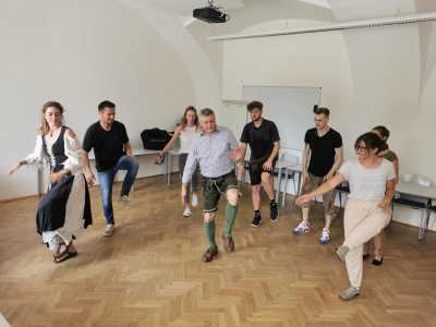 Studierende und Anleitender beim Schuhplattln/Volkstanzen