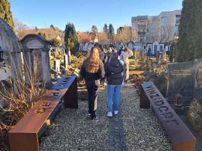 Friedhof Rückenansicht Studierende Begehung
