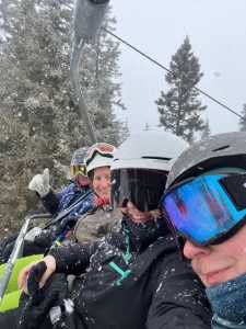 Skilift Gruppe sitzend