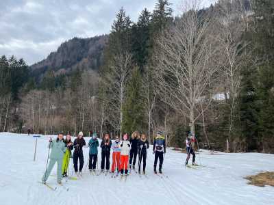 Langlaufgruppe auf der Piste