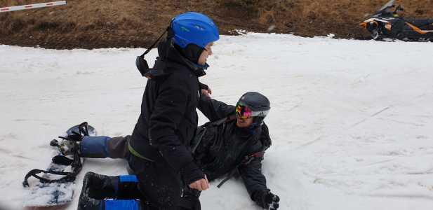 Skifahrer*innen auf der Piste