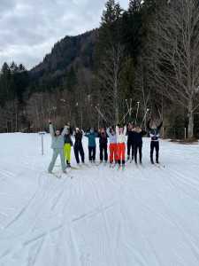 Langlaufgruppe auf der Piste