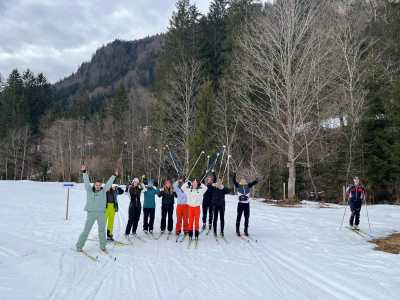 Langlaufgruppe auf der Piste