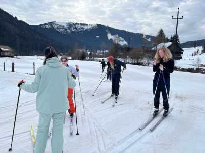 Langlaufgruppe auf der Piste