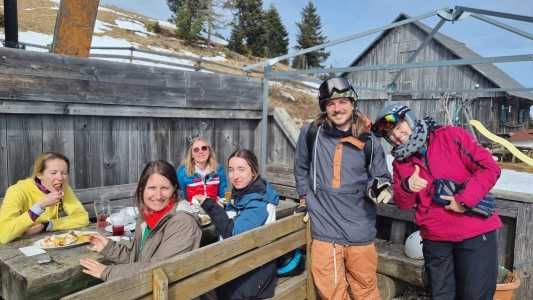 Skihütte mit Gruppe