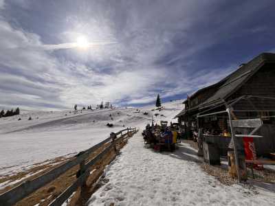 Skihütte mit Gruppe
