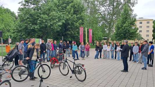Menschengruppe bei Radsegnung