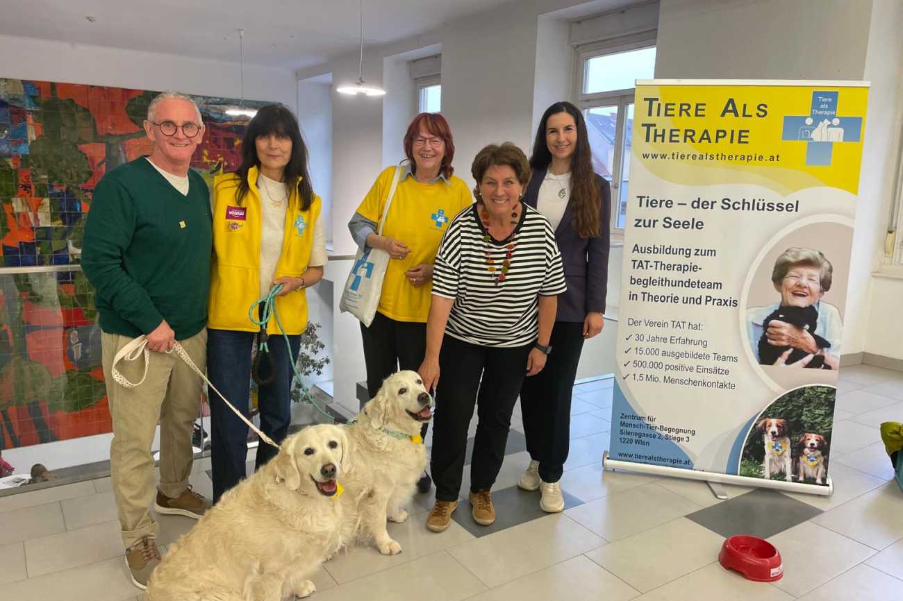 Gruppenbild mit Therapiehunden und tiergestützten Pädagog*innen