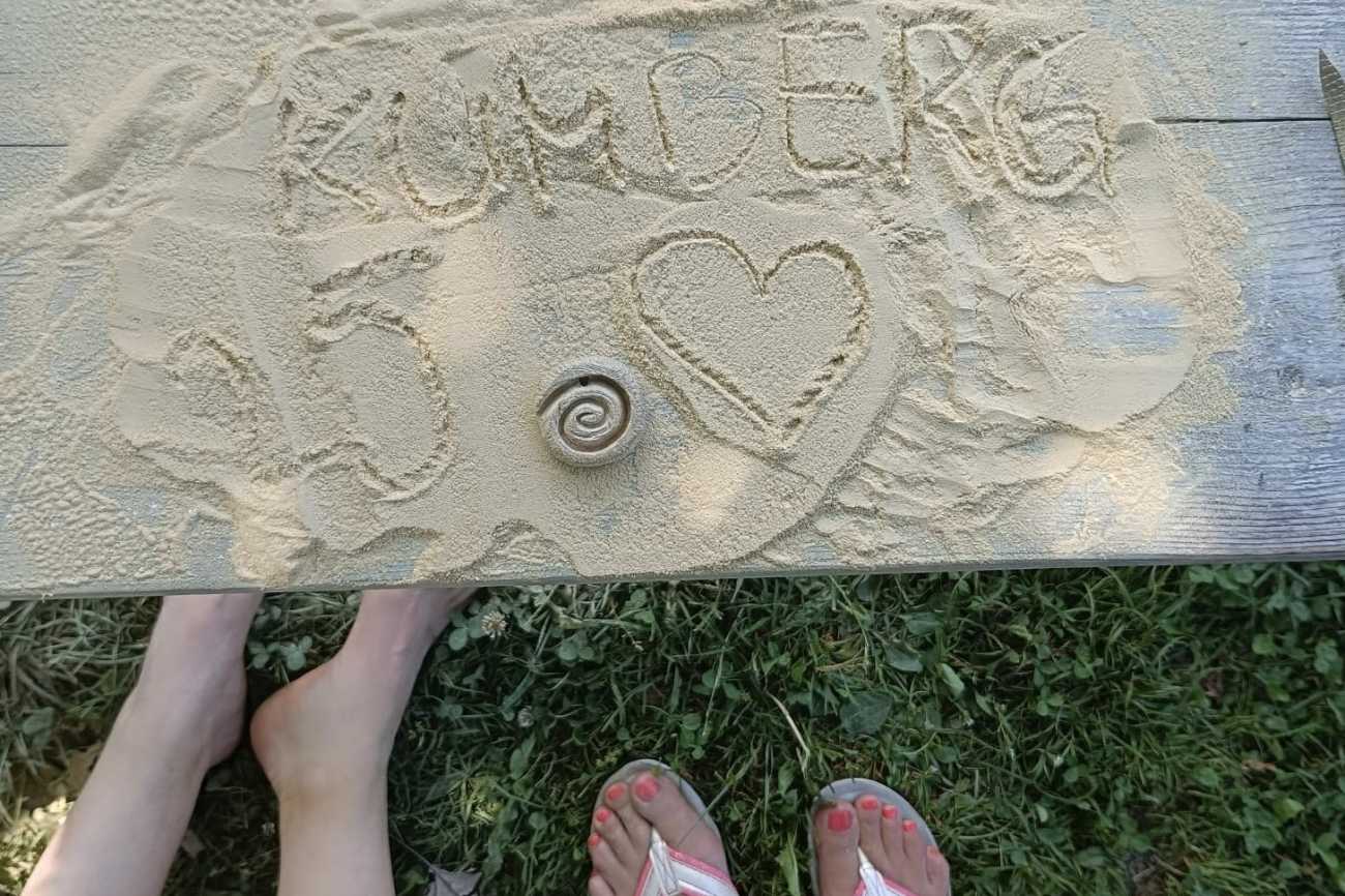 Schriftzug Kumberg im Sand mit Herz