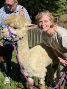 Studierende mit Lama oder Alpaka