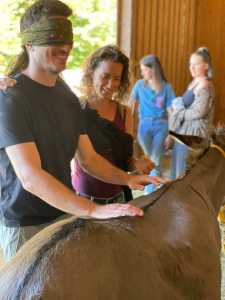 Studierende mit Esel