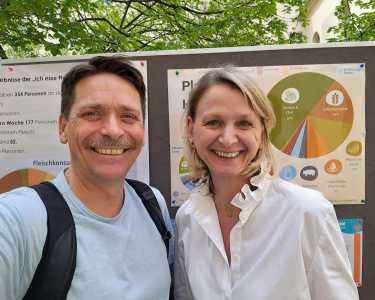 Hochbeet mit Menschen