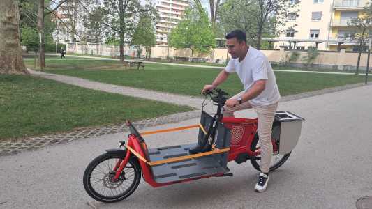 Lastenrad mit Probefahrer