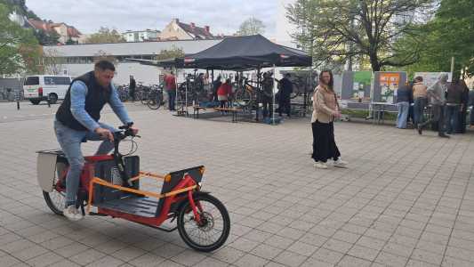 Lastenrad mit Fahrer vor Radreparaturstelle