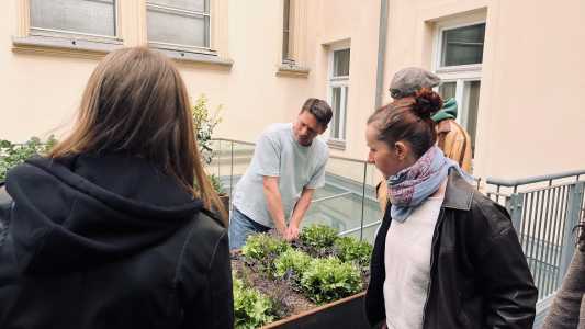 Hochbeet mit Menschen