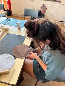 Studierende bei der Lederarbeit