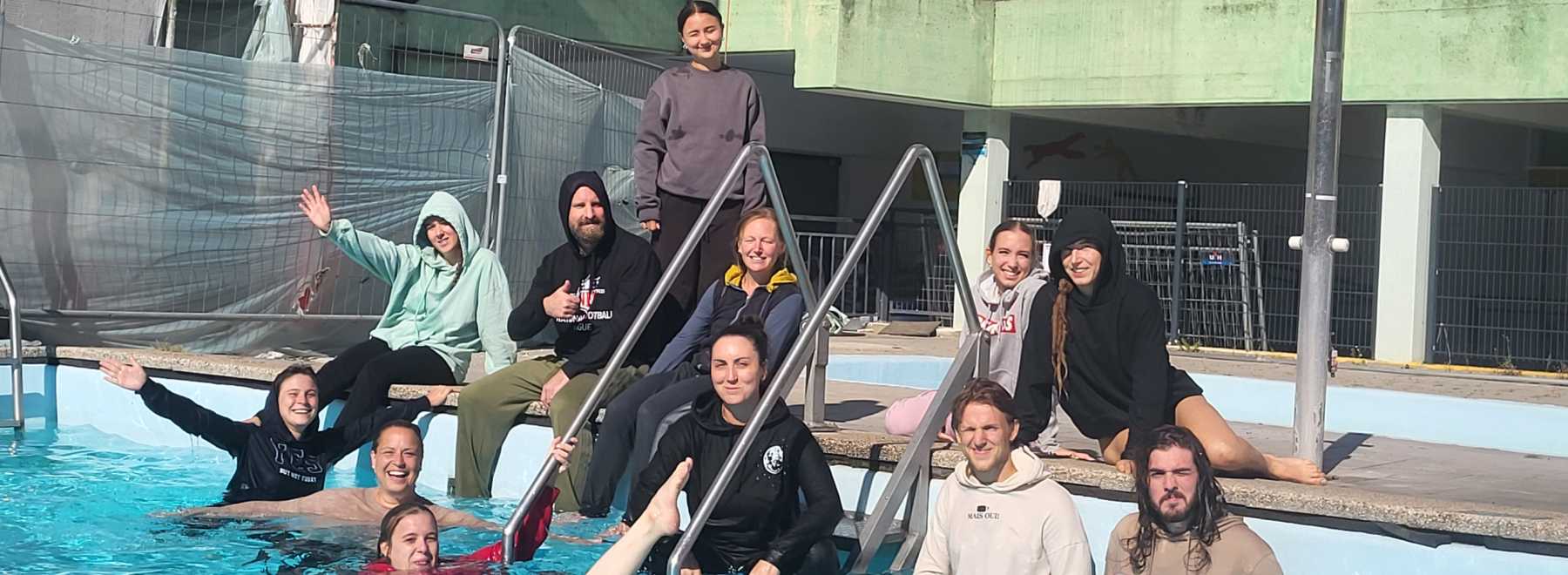 Studierendengruppe im Pool
