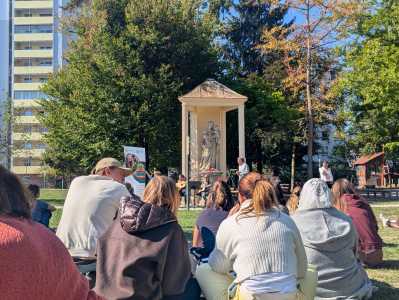 Studierende beim Eröffnungsritual im Freien