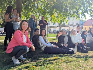 Studierende beim Eröffnungsritual im Freien