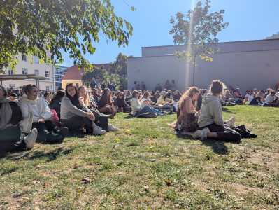 Studierende beim Eröffnungsritual im Freien