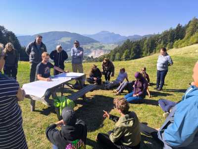 Studierendengruppe bei Aktivität im Freien