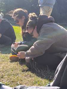 Studierendengruppe bei Aktivität im Freien
