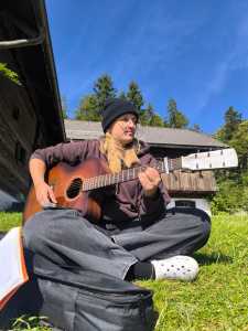 Studierende mit Gitarre