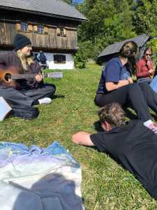 Studierende mit Gitarre