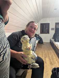 Studierende mit Papierfigur