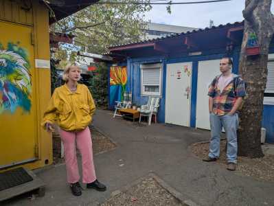 Vortragende mit Studierendem im Containerdorf