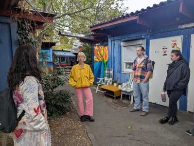 Vortragende mit Studierenden im Containerdorf