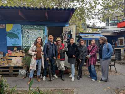 Studierende mit Bewohner des Vinzidorfs