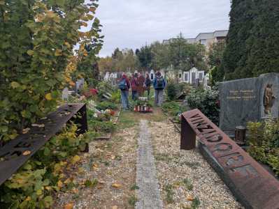 Studierende am Friedhof