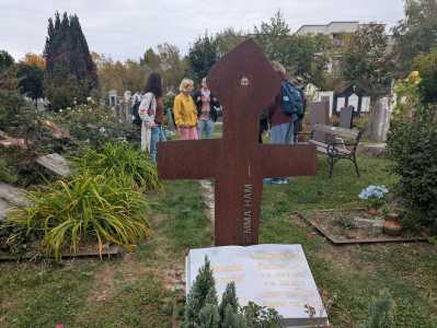 Studierende und Vortragende am Friedhof