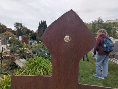 Vortragende am Friedhof